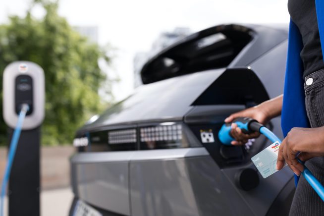 Recharge 鬥ctrique d'un v騩cule en ville en France.