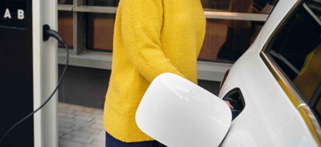 HighRes_ATH_038_PUBLIC_CHARGING_driver_charging