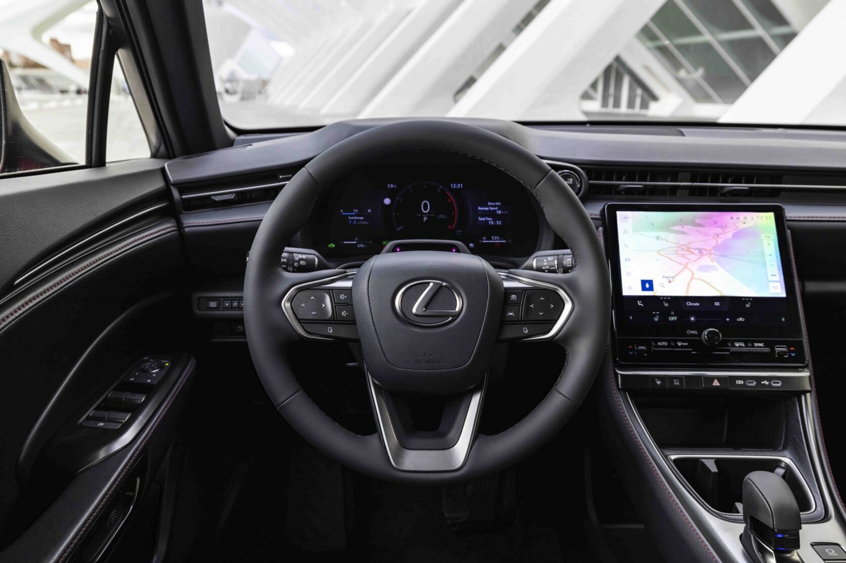 L'habitacle est dur pur produit Lexus.