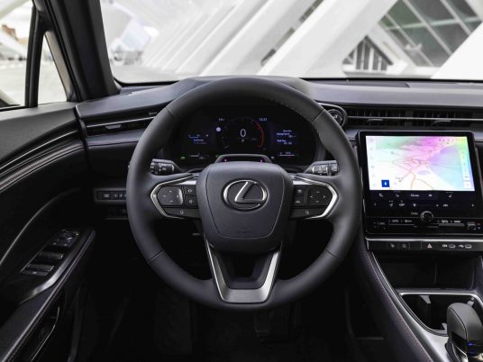 L'habitacle est dur pur produit Lexus.