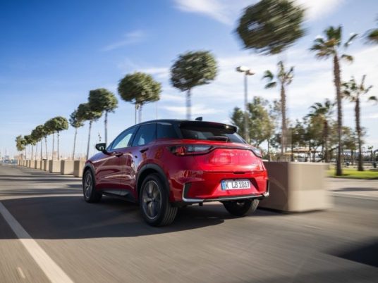 Un bandeau lumineux exclusif sur le hayon arrière.