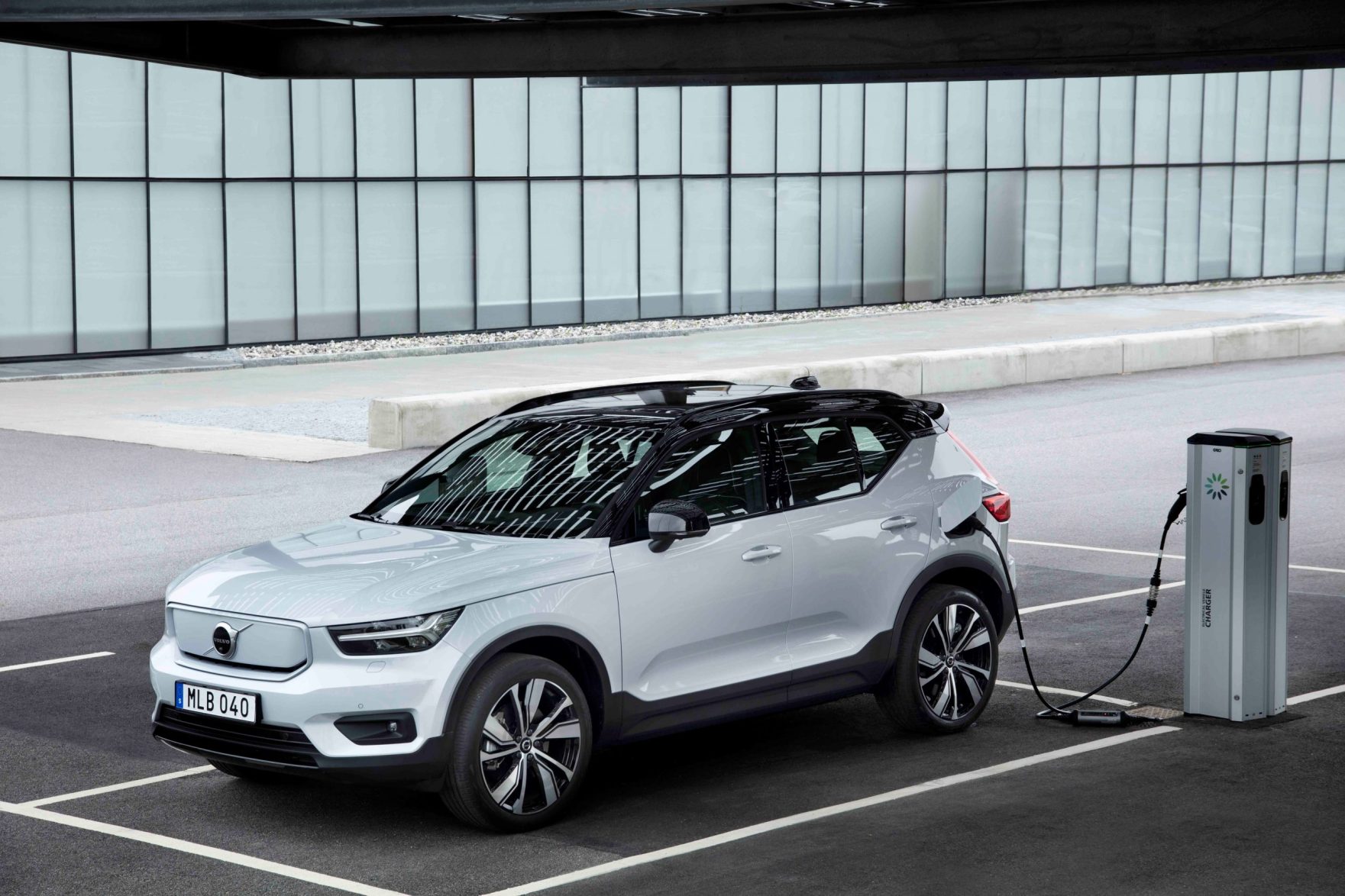 Volvo XC40 Recharge P8 AWD in Glacier Silver