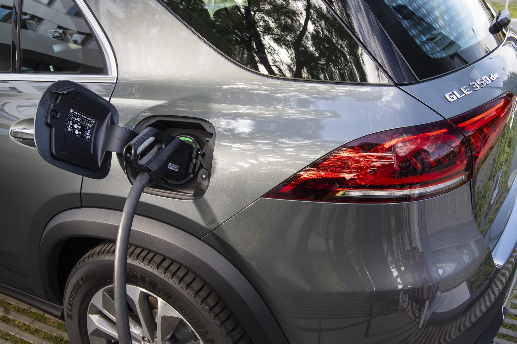 Mercedes-Benz GLE 350 de 4MATIC und GLC 300 e 4MATIC: Neue Plug-in-Hybride der dritten Generation: Der nächste Sprung bei der ReichweiteMercedes-Benz GLE 350 de 4MATIC and GLC 300 e 4MATIC: New third-generation plug-in hybrids: The next jump in operatin