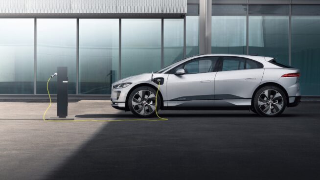 Jag_I-PACE_21MY_Exterior_Charging_Indus Silver_02.06.20_002