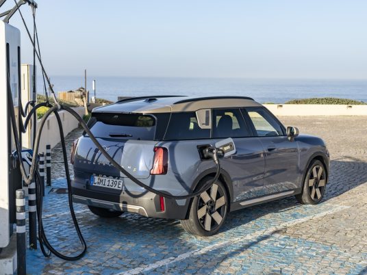 Recharge : pour la maison, en triphasé, le chargeur embarqué grimpe à 11 kW. Comptez jusqu’à 130 kW en charge rapide DC, soit 30 minutes pour charger de 10 à 80%.