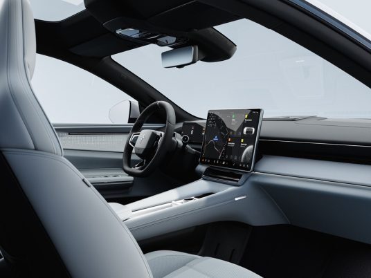 Contrairement à Volvo avec l'EX30, Polestar garde un tableau de bord devant les yeux du conducteur.