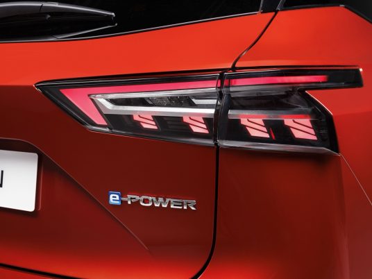 Nissan QASHQAI : le pionnier des crossovers encore plus séduisant et plus performant