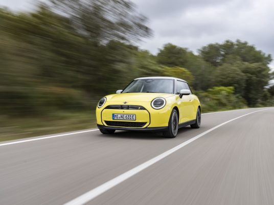 BF_MINI_Cooper_SE_Sunny_Side_Yellow_042024_00001