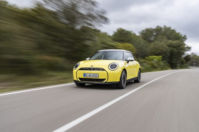 BF_MINI_Cooper_SE_Sunny_Side_Yellow_042024_00001