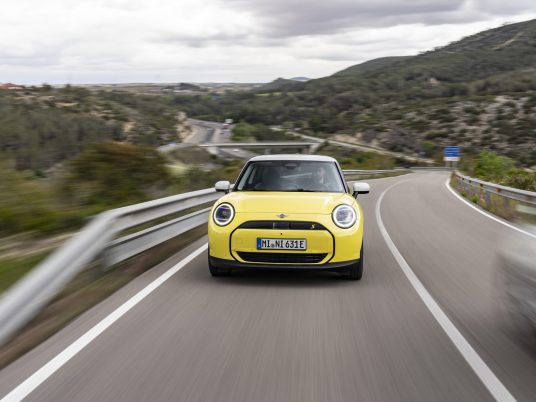 BF_MINI_Cooper_SE_Sunny_Side_Yellow_042024_00009