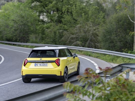 BF_MINI_Cooper_SE_Sunny_Side_Yellow_042024_00019