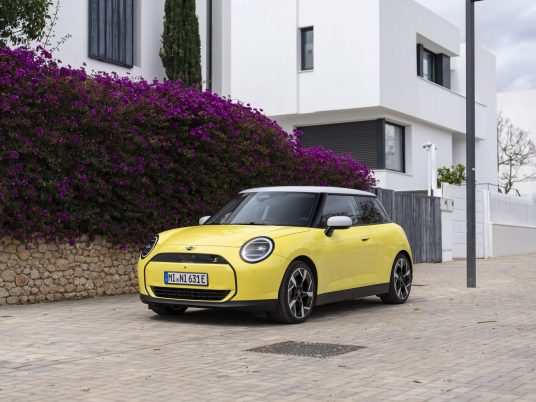 BF_MINI_Cooper_SE_Sunny_Side_Yellow_042024_00034