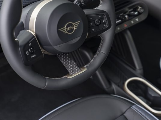 BF_MINI_Cooper_SE_Sunny_Side_Yellow_042024_00092