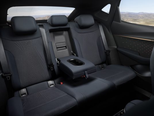 L'espace à l'arrière, pour deux adultes, malgré la ligne de coupé, ne souffre d'aucune critique.