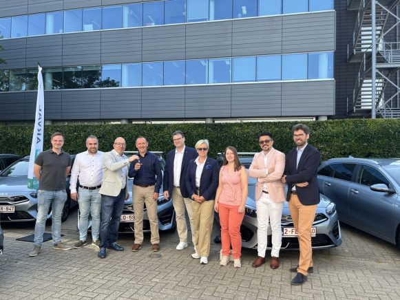 Vlnr.: Gabriel Zahr, Siebe Van Eyken & Frédéric Van Dessel (Kia Carrect Vilvoorde), Eddy Van Dycke (Equans), Jean-François Mailleux &
Virginie Geuskens (Kia Belux), Lissa Vermeylen,
José Solinas & Vincent Vanden Bossche (Arval Belgium)