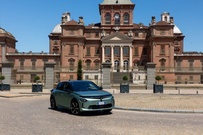 NewLanciaYpsilon_Driving (1)_ld