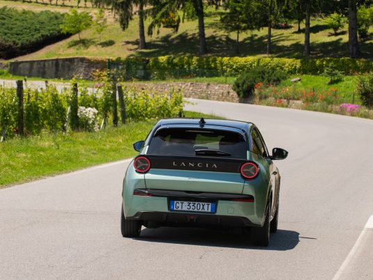 Sa batterie de 51 kWh se recharge de 20 à 80% en 24 minutes ou 10 minutes pour parcourir 100 km.