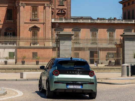 NewLanciaYpsilon_Driving_arr_ld