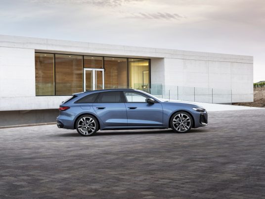 Static photo,
Colour: Horizon Blue metallic
The Panoramic glass roof with switchable transparency is expected to be available in Germany from the fourth quarter of 2024. For the exact launch date, please contact your Audi partner.