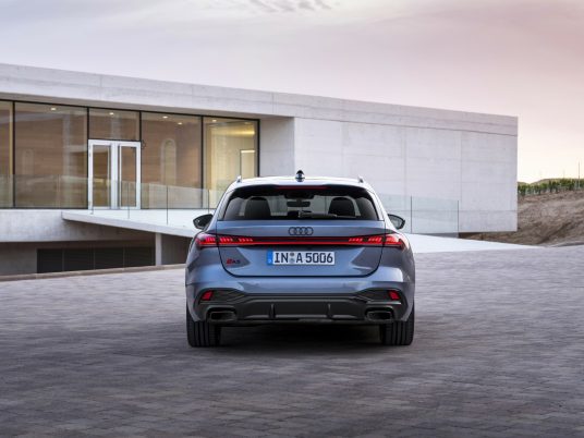 Static photo,
Colour: Horizon Blue metallic
The Panoramic glass roof with switchable transparency is expected to be available in Germany from the fourth quarter of 2024. For the exact launch date, please contact your Audi partner.