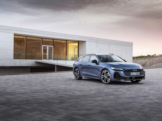 Static photo,
Colour: Horizon Blue metallic
The Panoramic glass roof with switchable transparency is expected to be available in Germany from the fourth quarter of 2024. For the exact launch date, please contact your Audi partner.