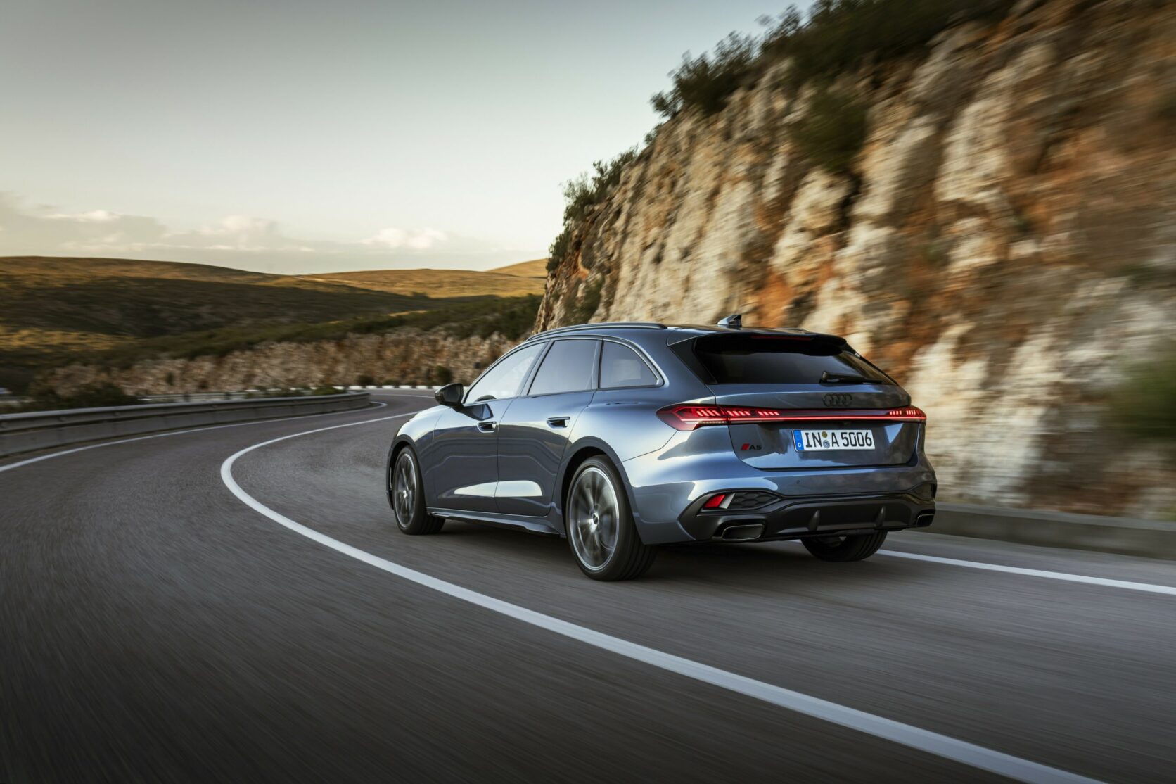 Dynamic photo,
Colour: Horizon Blue metallic
The Panoramic glass roof with switchable transparency is expected to be available in Germany from the fourth quarter of 2024. For the exact launch date, please contact your Audi partner.