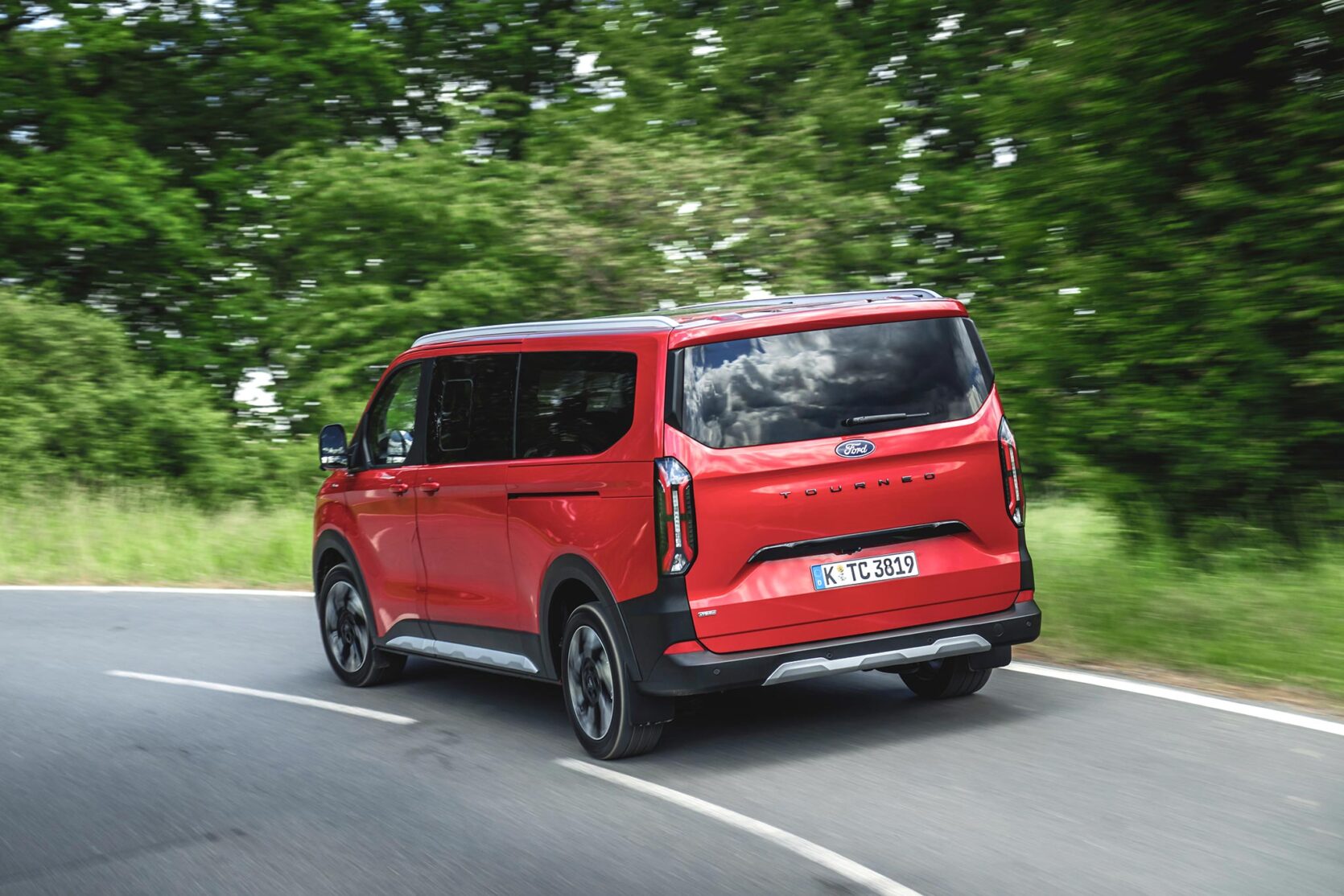 FordTourneoCustom_Active_Artisan_Red_10-LOW
