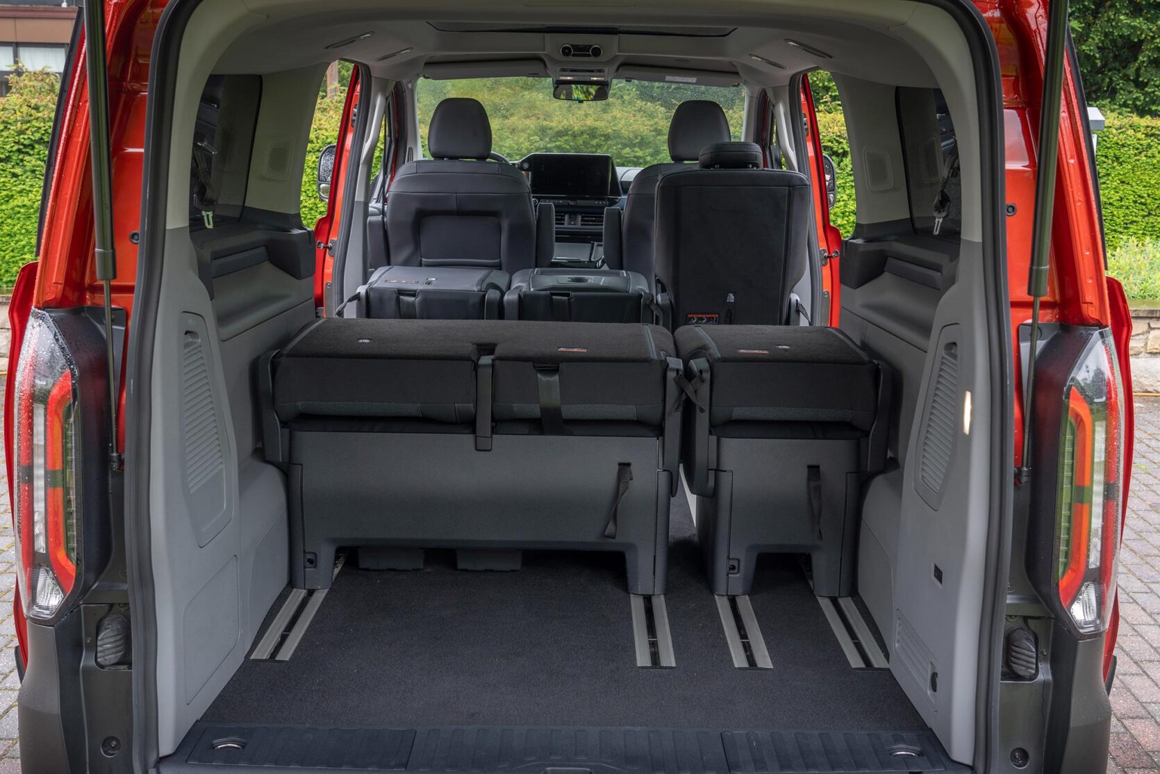 FordTourneoCustom_Active_Artisan_Red_34-LOW