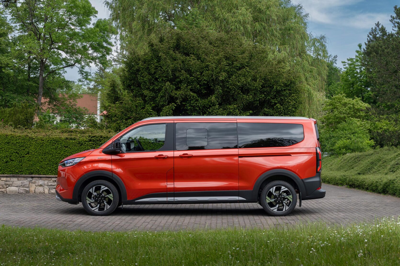 FordTourneoCustom_Active_Artisan_Red_4-LOW