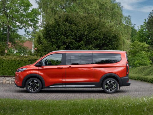 FordTourneoCustom_Active_Artisan_Red_4-LOW