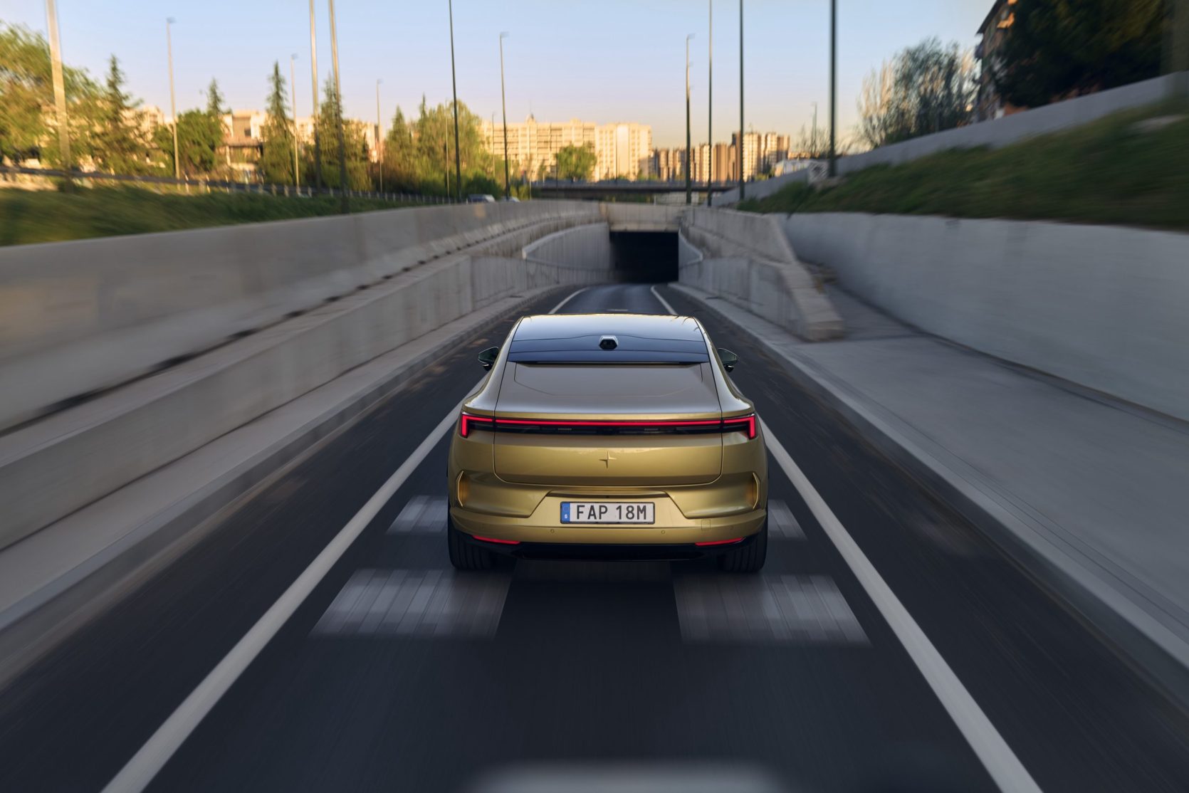 Polestar 4 Madrid - Gold, Zinc Nappa, Performance Pack (4)