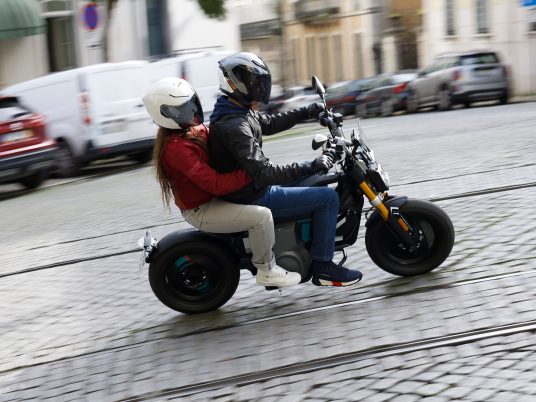 P90538000_lowRes_bmw-ce-02-highline-v