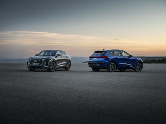 Static photo,
Colour: Daytona grey perl effect
Colour: Ultra blue metallic