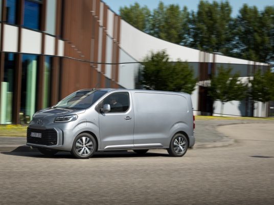 2024_Proace Comfort L1 BEV_ Grey Cloud_Dynamic_003