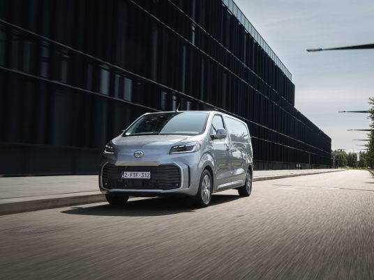 2024_Proace Comfort L1 BEV_ Grey Cloud_Dynamic_007