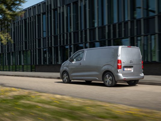 2024_Proace Comfort L1 BEV_ Grey Cloud_Dynamic_011