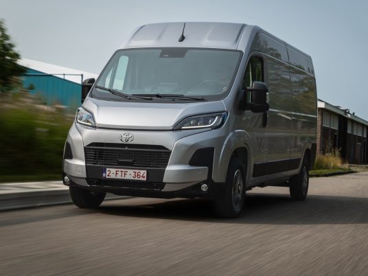 2024_Proace MAX Comfort H2L3 BEV_ Silver Shadow_Dynamic_001