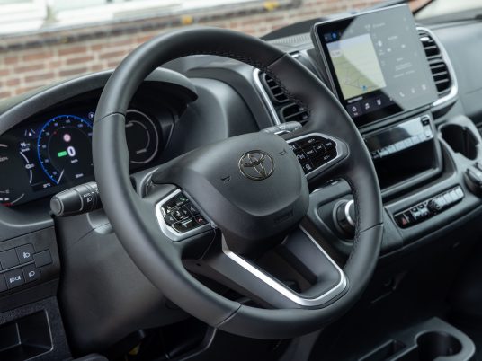 2024_Proace MAX Comfort H2L3 BEV_ Silver Shadow_Interior_002