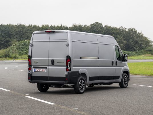 2024_Proace MAX Comfort H2L3 BEV_ Silver Shadow_Static_017