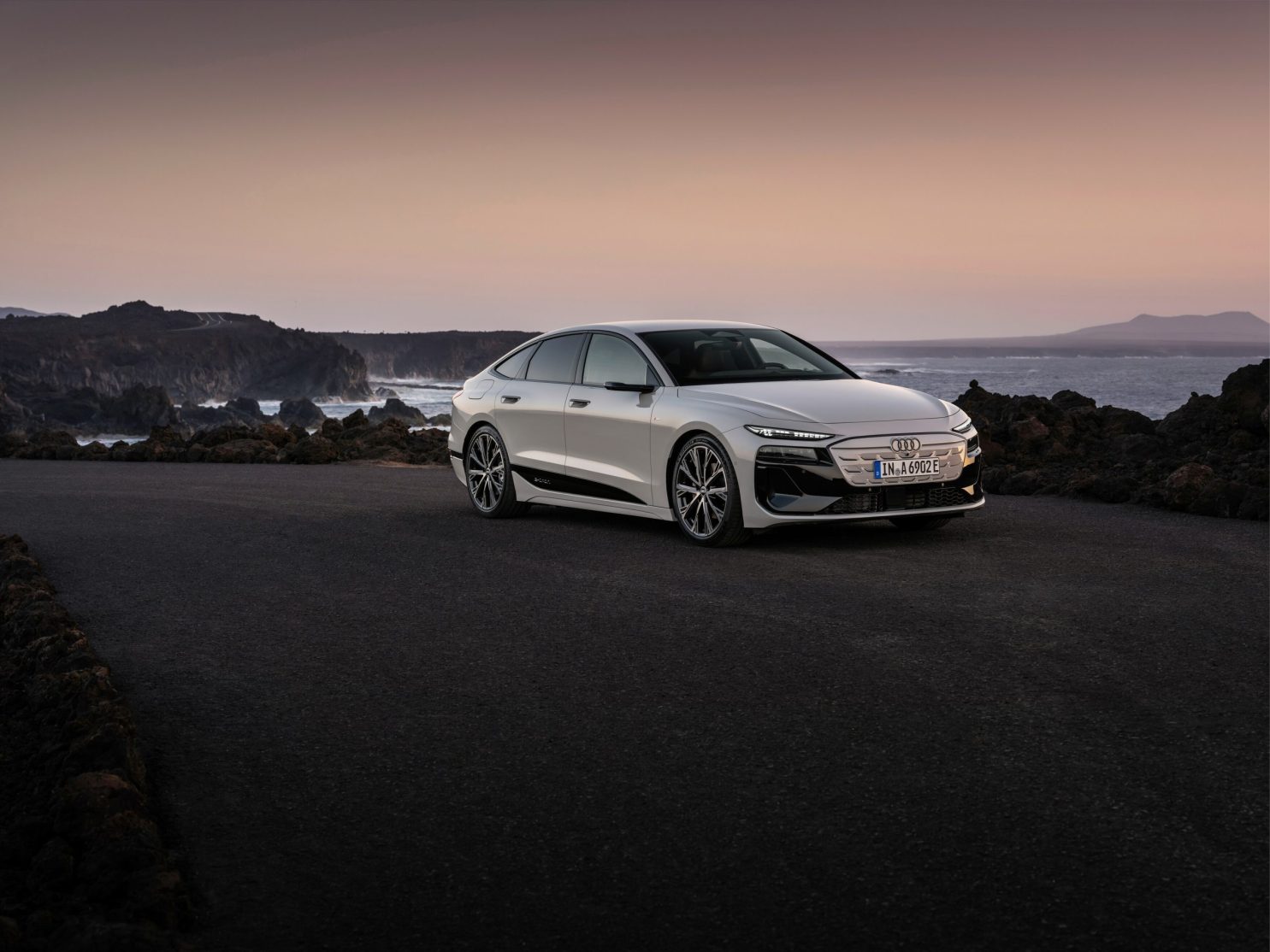 Static photo,
Colour: Siam beige metallic