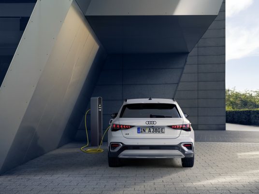 Static photo, 
Colour: Glacier white metallic