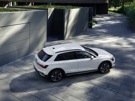 Static photo, 
Colour: Glacier white metallic