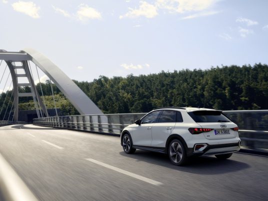 Dynamic photo, 
Colour: Glacier white metallic