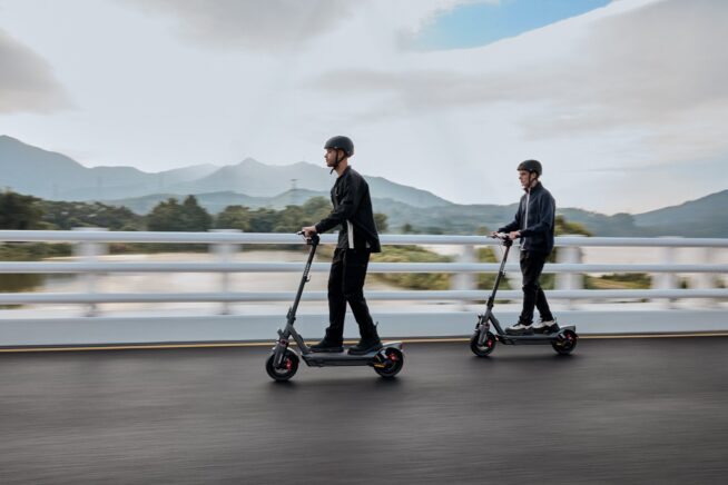 Ninebot-MAX-_G3-E_Lifestyle-picture_-mountain-background-two-guys-riding_ld