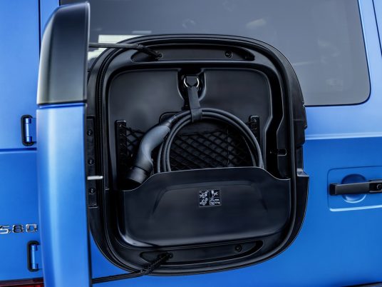 En option, on a le choix pour la vraie roue de secours ou ce rangement pour câble de recharge.