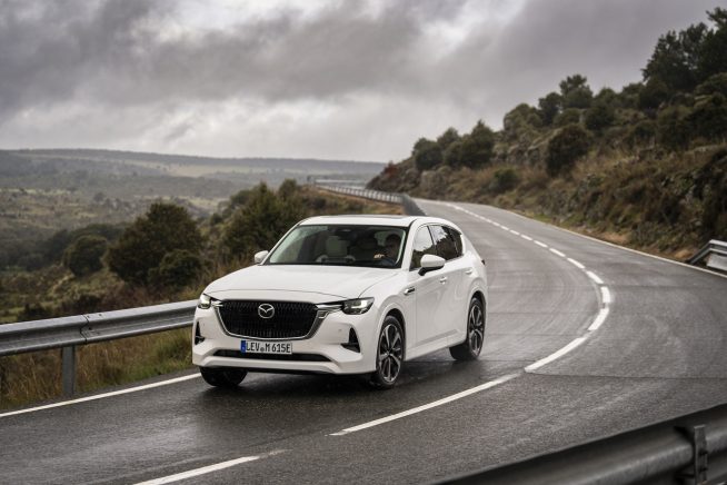 Mazda cx60 op de weg