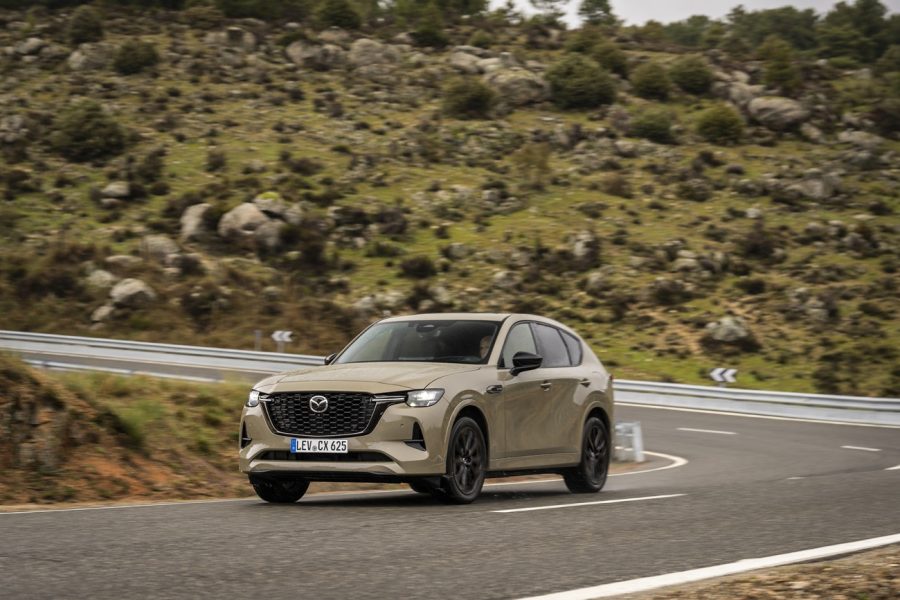 mazda cx60 op de rijweg