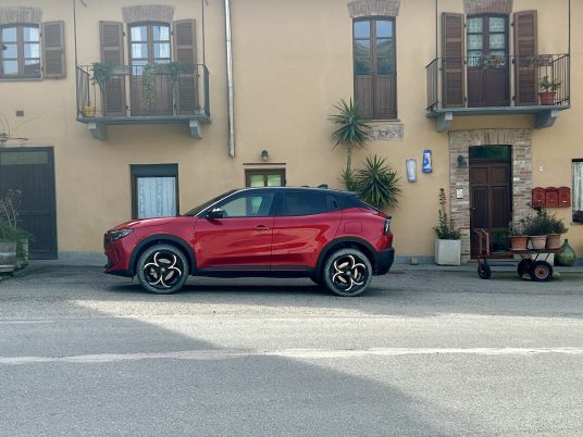 Alfa-Romeo-Junior-IbridaQ4-3