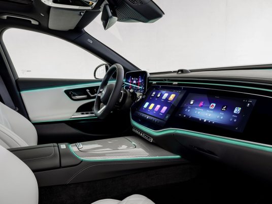 Mercedes-Benz E-Klasse, AMG Line; Exterieur: Verdesilber; Interieur: Nappaleder nevagrau/schwarz, Mittelkonsole in Metall-Mischgewebe silber hell Mercedes-Benz E-Class AMG line; exterior: verde silver; interior: Nappa leather neva grey/black, light silver metallic mixed fabric centre console