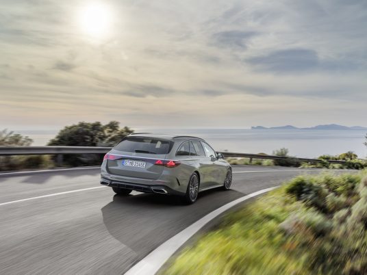 Mercedes-Benz E-Klasse T-Modell, AMG Line, Night Paket; Exterieur: MANUFAKTUR alpingrau uni; Interieur: AMG Line, Nappaleder nevagrau/schwarz, Mittelkonsole in Metall-Mischgewebe silber hell Mercedes-Benz E-Class Estate, AMG line, night package; exterior: MANUFAKTUR alpine grey solid; interior: AMG line, nappa leather neva grey/black, light silver metallic mixed fabric centre console